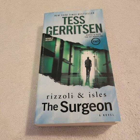 The Surgeon: a Rizzoli and Isles Novel by Tess Gerritsen -Paperback Book Fiction - Picture 1 of 2